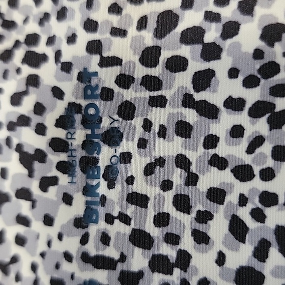 Old Navy SIze S, High Waisted Bike Shorts with Pockets New Without Tag - Picture 8 of 10